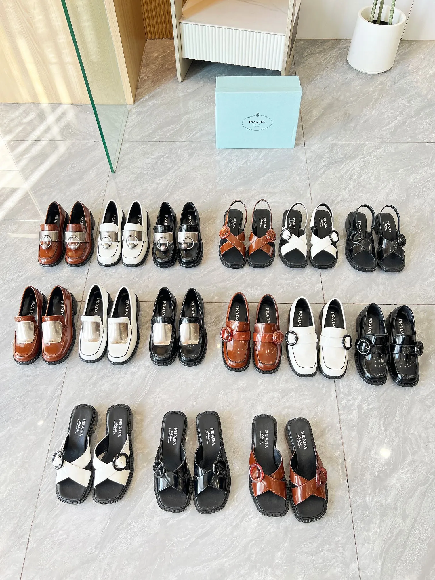 👟👟Ex-factory price 560👟👟 Prada’s new spring and summer women’s clothing｜Absolutely beautiful🥰Exception! Extra number! Anita will continue to update the latest SS25 catwalk pre-sale models, with novel logos as soul mates. Full of fun ~ Adhering to the trend-setting vane, you must believe in Prada's ability to capture fashion. 35-42 yards